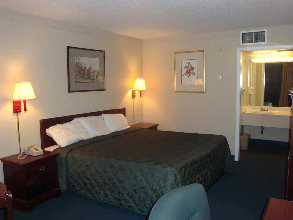 Econo Lodge Эшборо Экстерьер фото