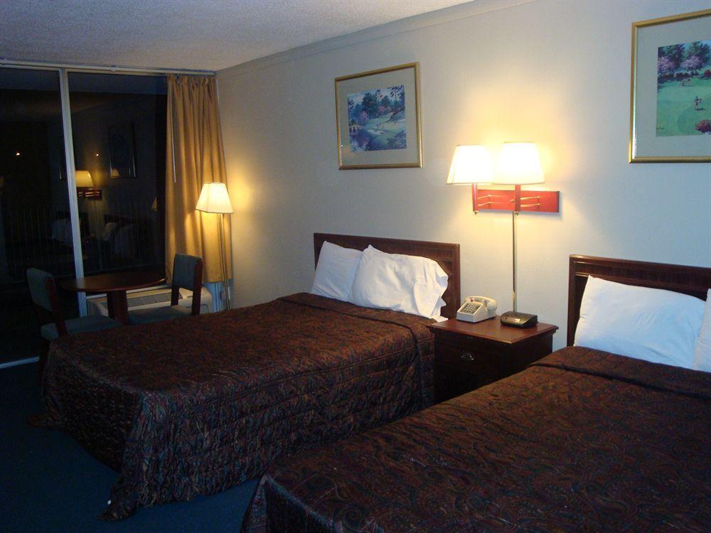 Econo Lodge Эшборо Экстерьер фото